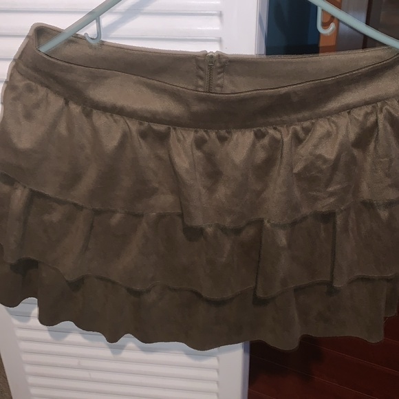 BCBG vintage ruffled velvet mini skirt - Picture 4 of 10